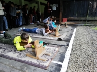 Uczniowie na zajęciach strzeleckich